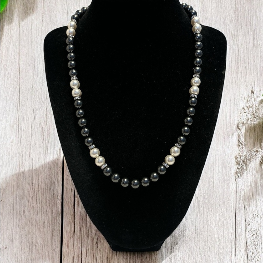 🌻Gunmetal Tone Faux Pearl Toggle Necklace 19”
